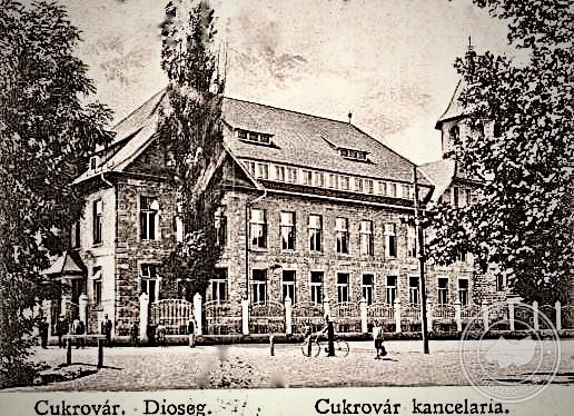 Administratívna budova cukrovaru a hlavná brána na pohľadnici z roku 1923.