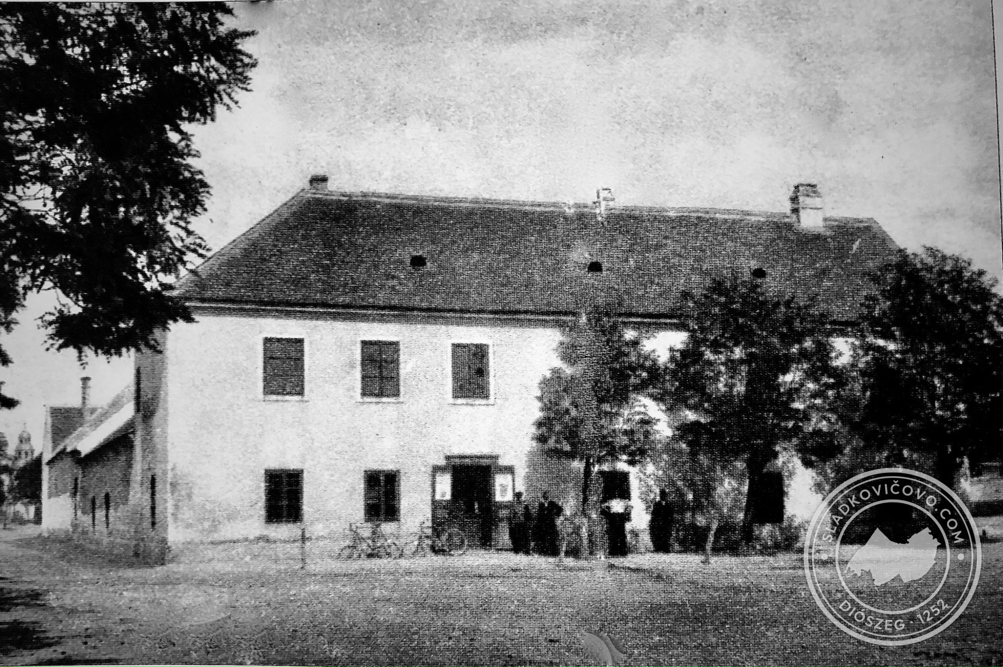 Pôvodne hospodárska budova rádu Klarisiek, neskôr bola využívaná ako Rímskokatolícka ľudová škola. /V roku 1909 bola ukončená výstavba novej budovy školy (dnes pri pomníku)/. Po prestavbe a dostavbe bola súčasťou kultúrneho domu.