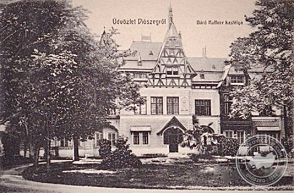 Ten kaštiel bol fakt nádherný! Na pohľadnici z konca 19. storočia je zadná strana pôvodného kaštiela s nádvorím, fontánou a "kruhovým objazdom"