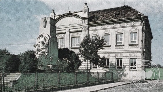 Škola a pomník na Hlavnej ulici v 70. rokoch 20. storočia.