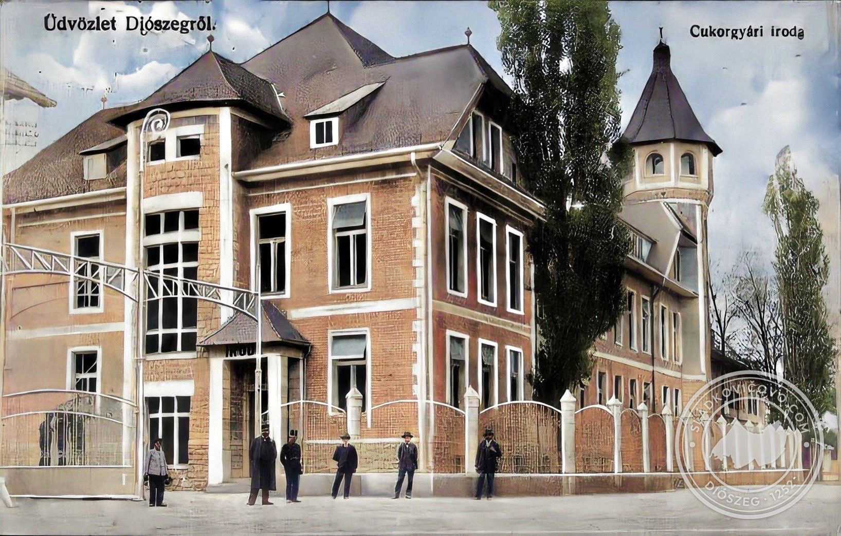 Na kolorovanej fotografii z roku cca. 1914-16 je zachytená administratívna budova-riaditeľstvo cukrovaru, na pozadí budova kasína.