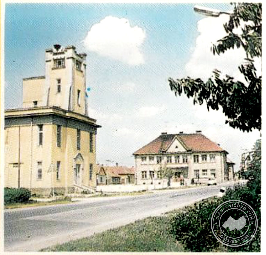 Hasičská zbrojnica (hasičák) a budova Kultúrneho domu v 70. rokoch minulého storočia.