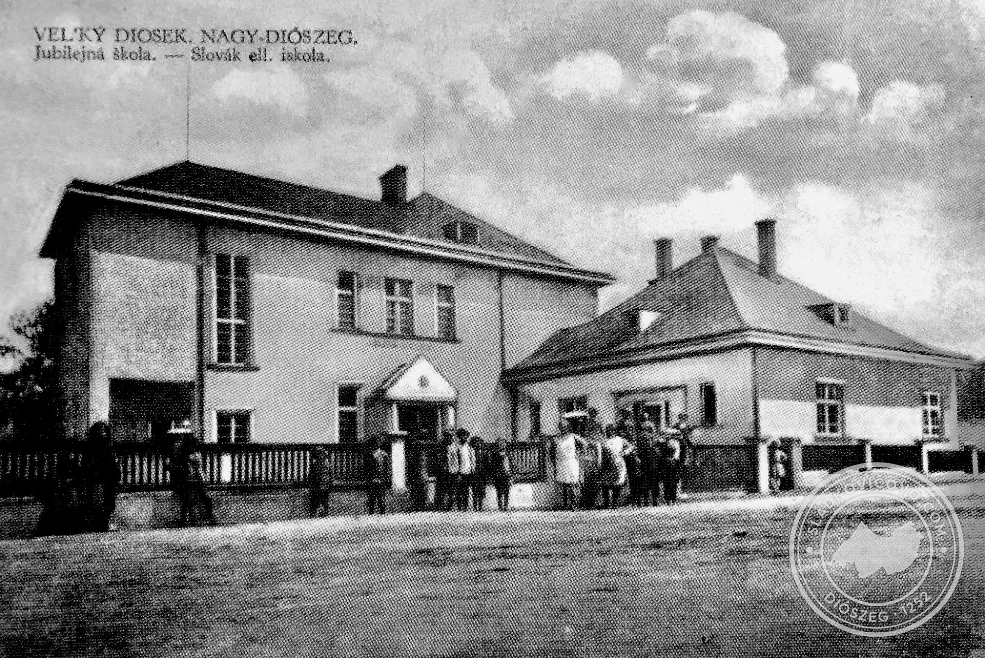 Na pohľadnici z tridsiatych rokov minulého storočia je škola na Ábrahámskej ceste.
