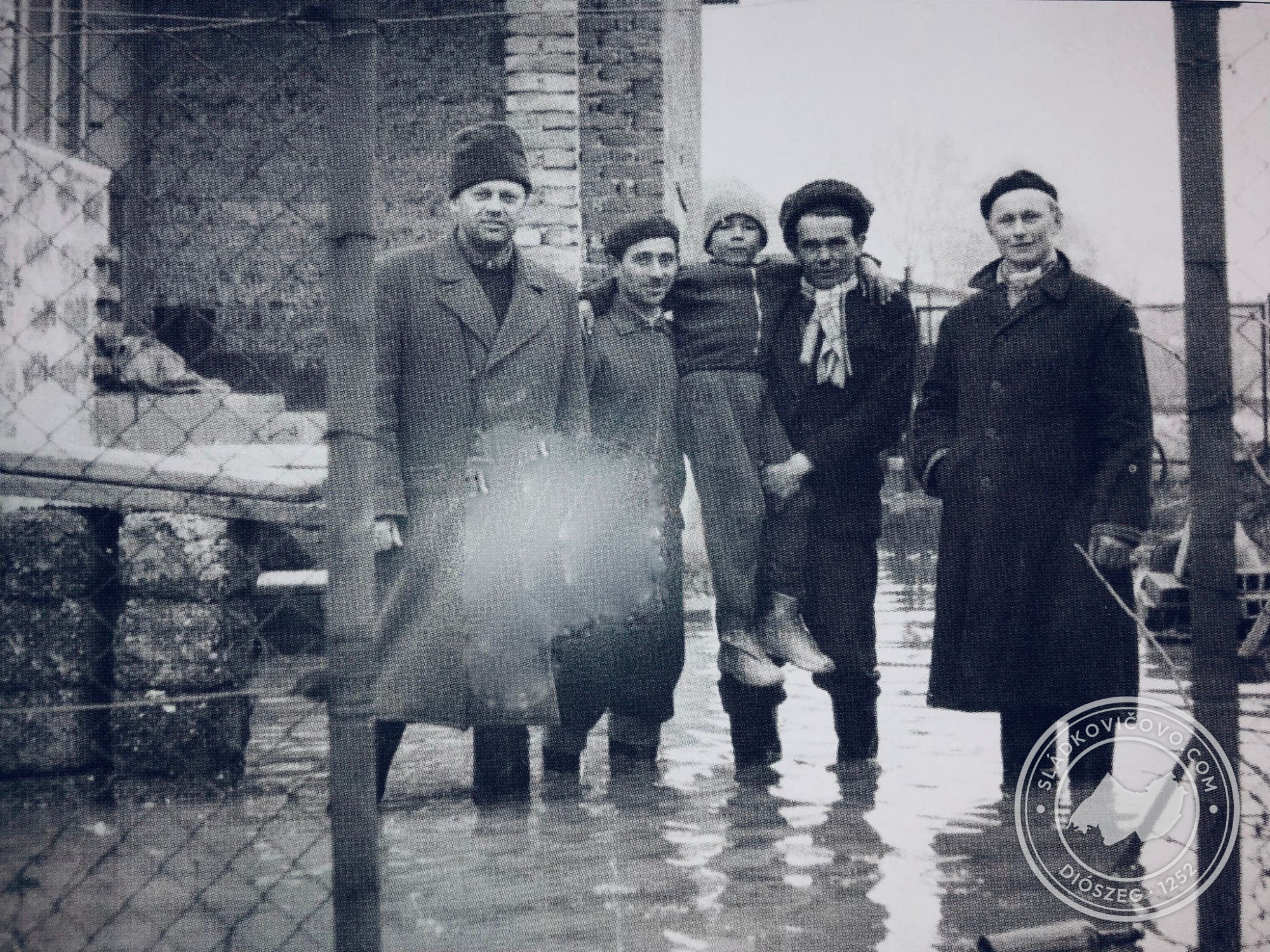 Hladina vody na rozostavanej Mierovej ulici pri povodni v roku 1964.