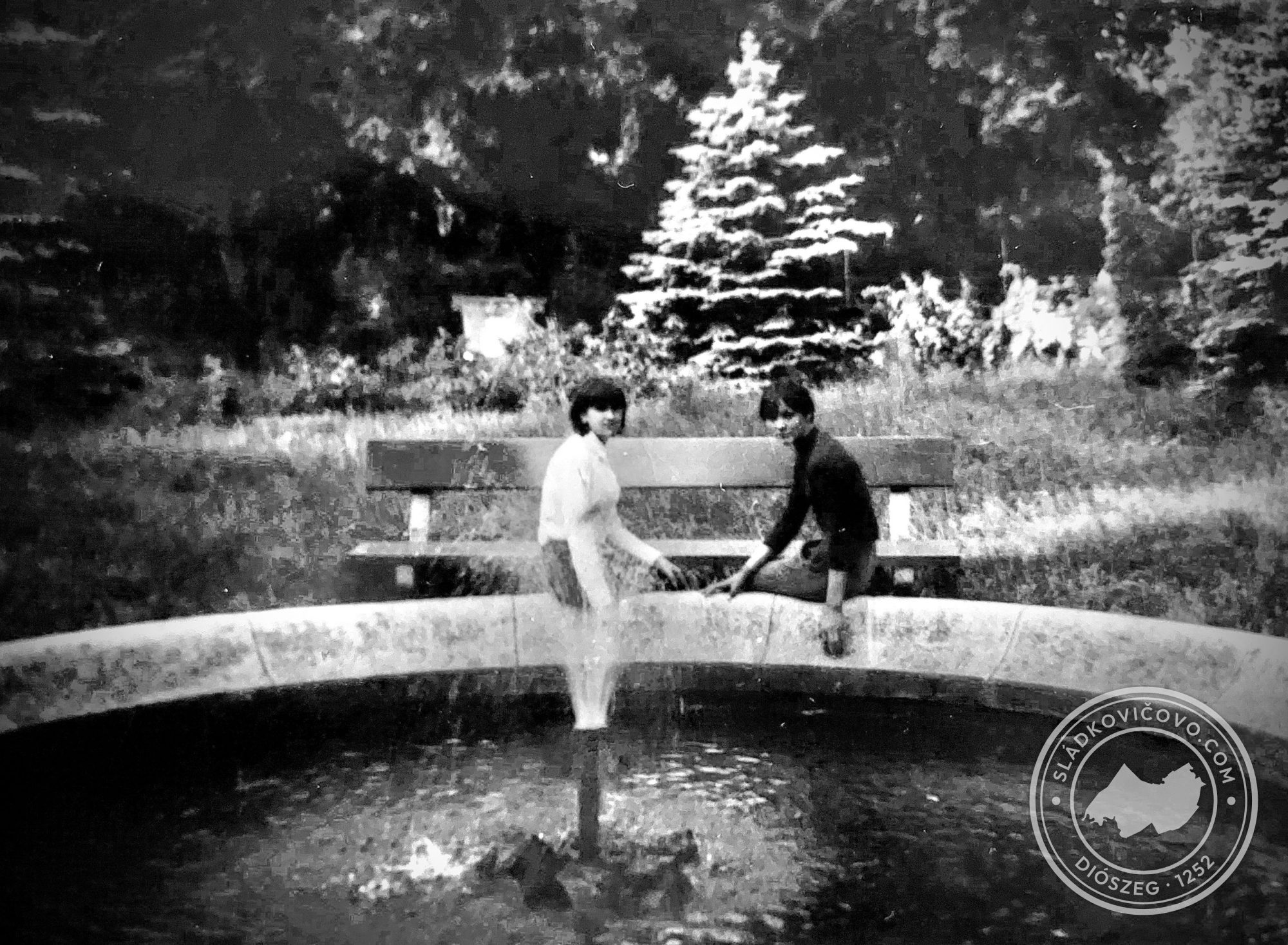 A parkban, a még működő szökőkútnál, 1966-ban.
