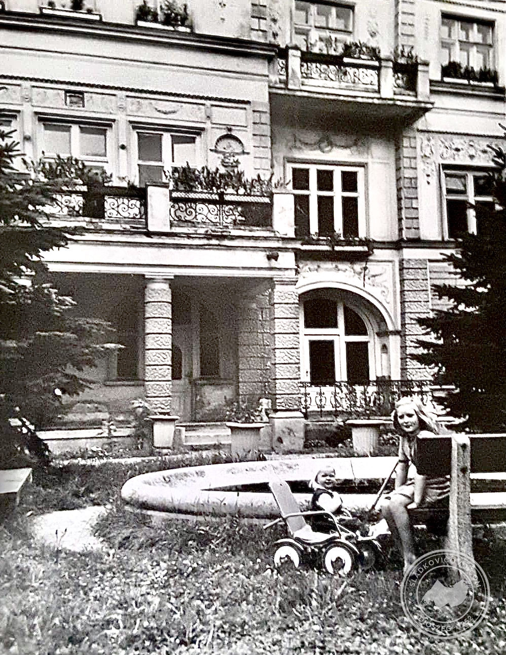 A kastély udvarán álló szökőkútnál 1975-ben.