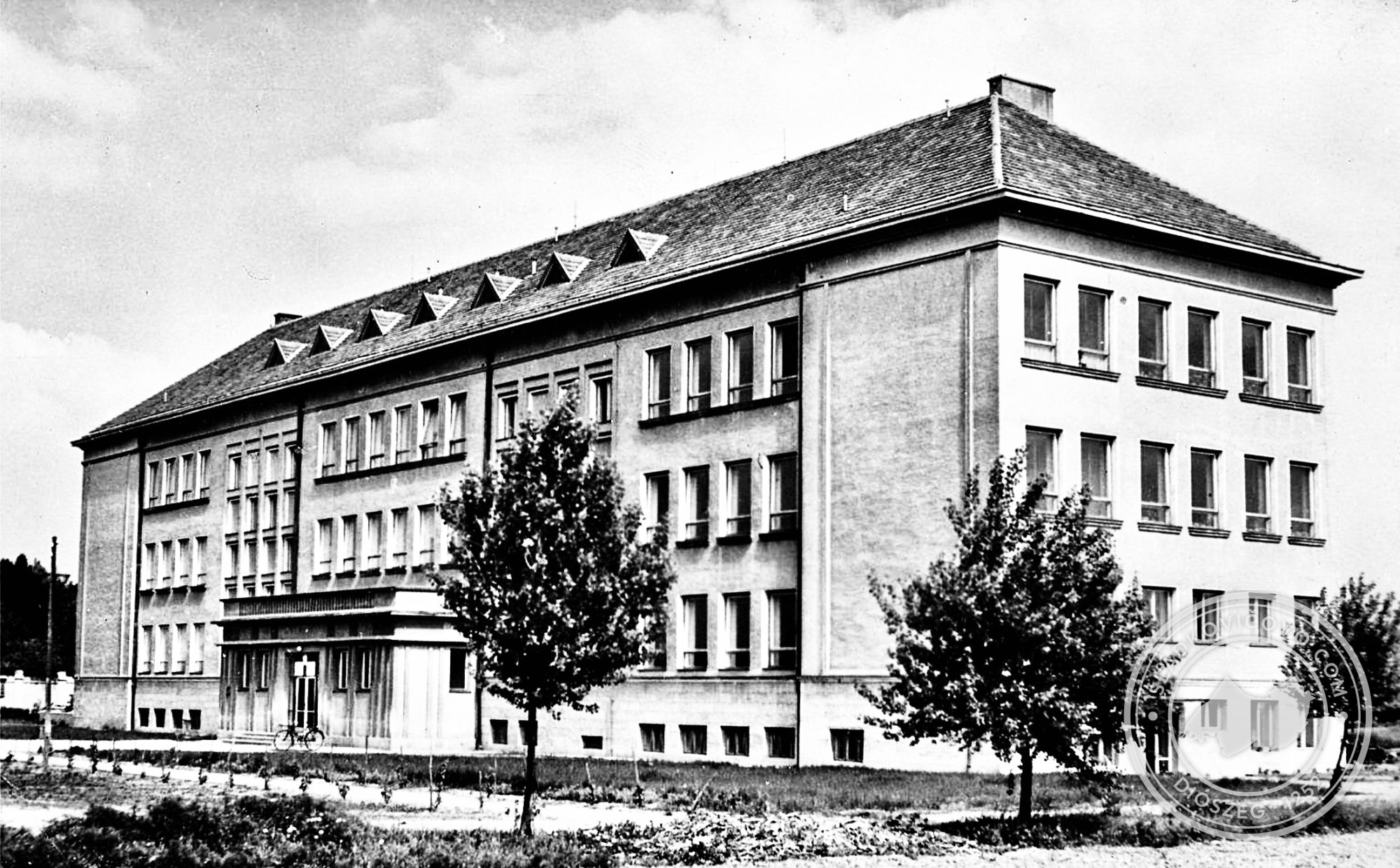 Základná deväťročná škola na Školskej ulici v 60. rokoch 20. storočia.