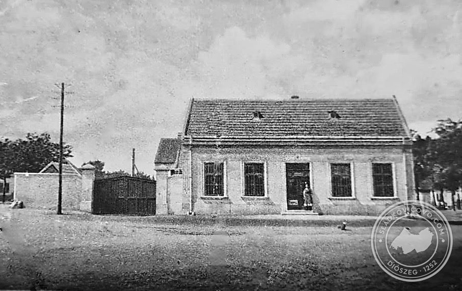 Az élelmiszer-szövetkezet "Szövetkezet" üzletének épülete a főtéren 1915 körül. Ez az üzlet a "Jednota" önkiszolgáló bolt elődje volt, amelyet ennek az épületnek a helyére építettek.