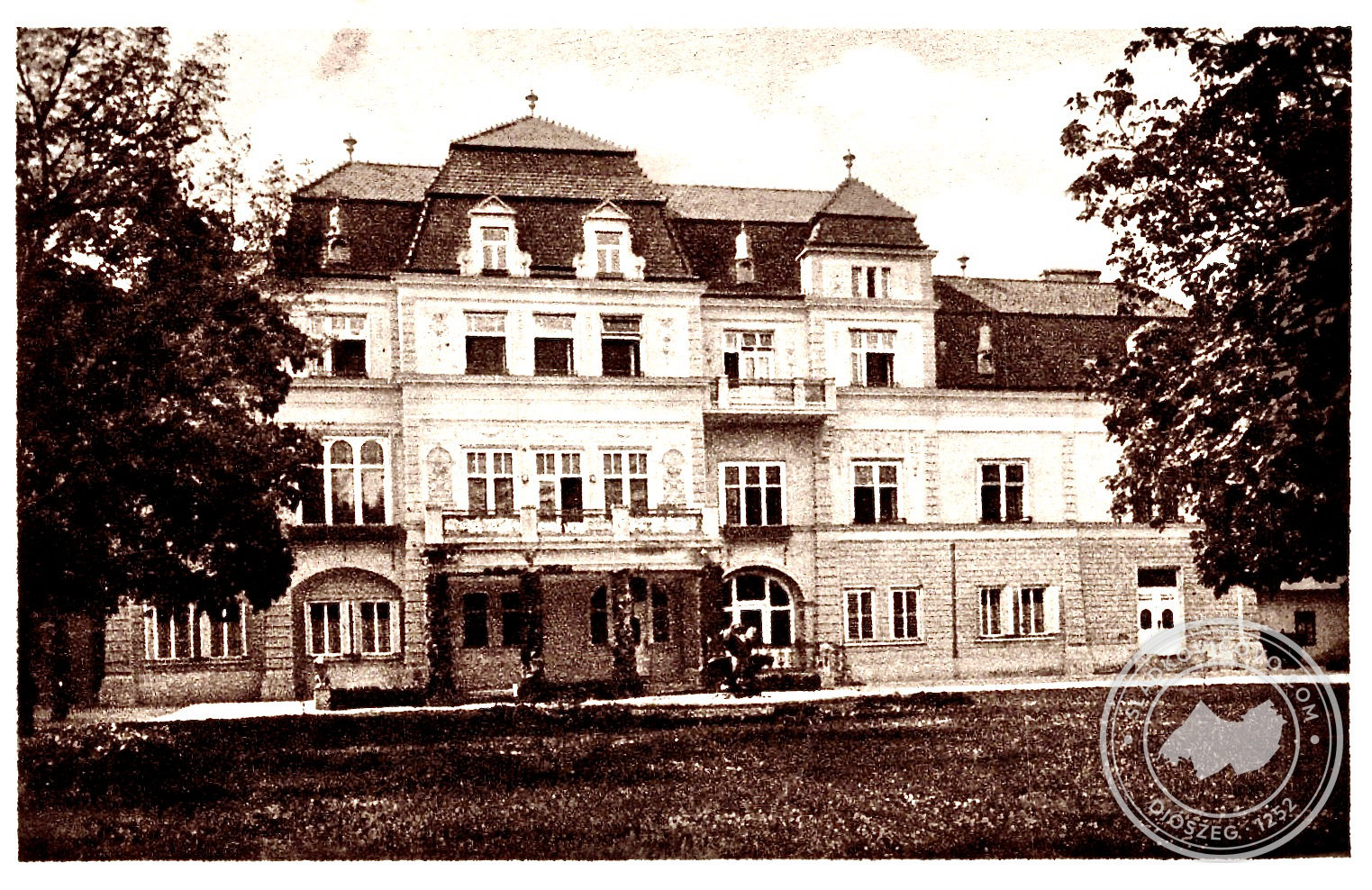Pohľad na kaštieľ z nádvoria na pohľadnici, odoslanej dňa 19.novembra 1938.