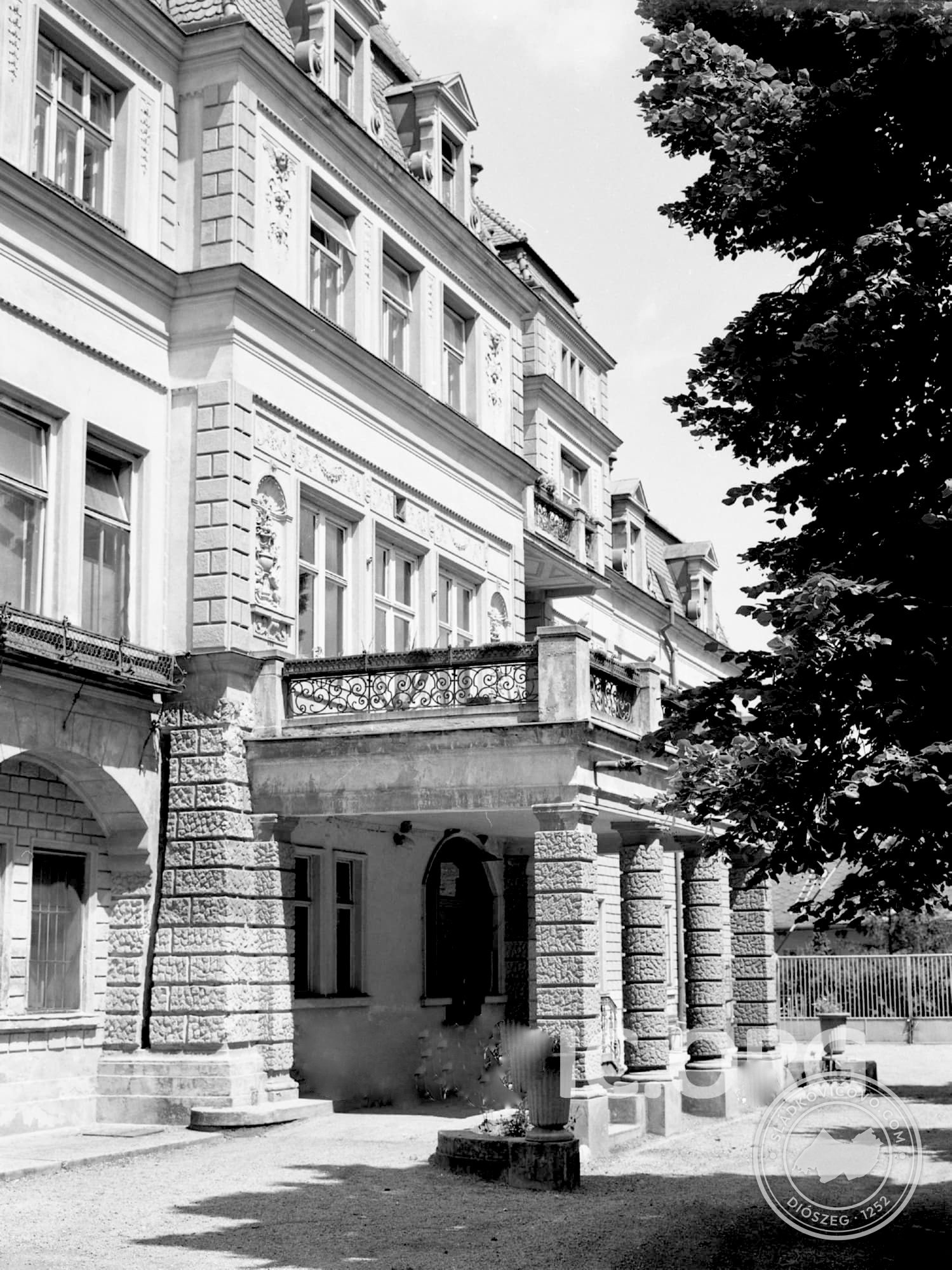 A kastély hátsó része egy 1977-es fényképen.