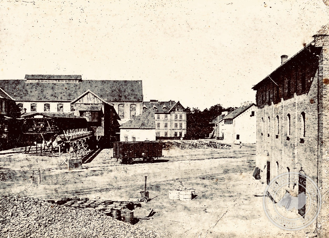 Nádvorie cukrovaru na fotografii z roku 1910.