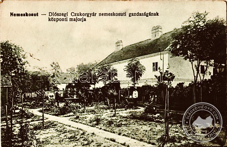 Na pohľadnici, zhotovenej okolo roku 1940 je ústredný majer hospodárstva Diószegského cukrovaru v susednej obci Nemeskosút.