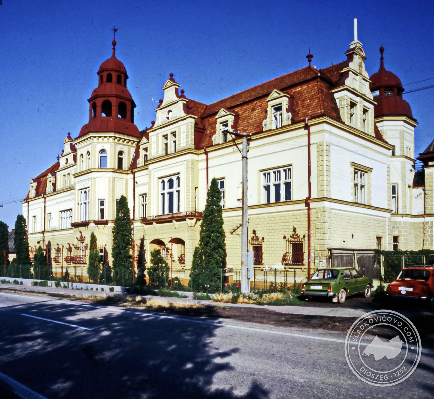 Kaštieľ na fotografii z roku 1983.