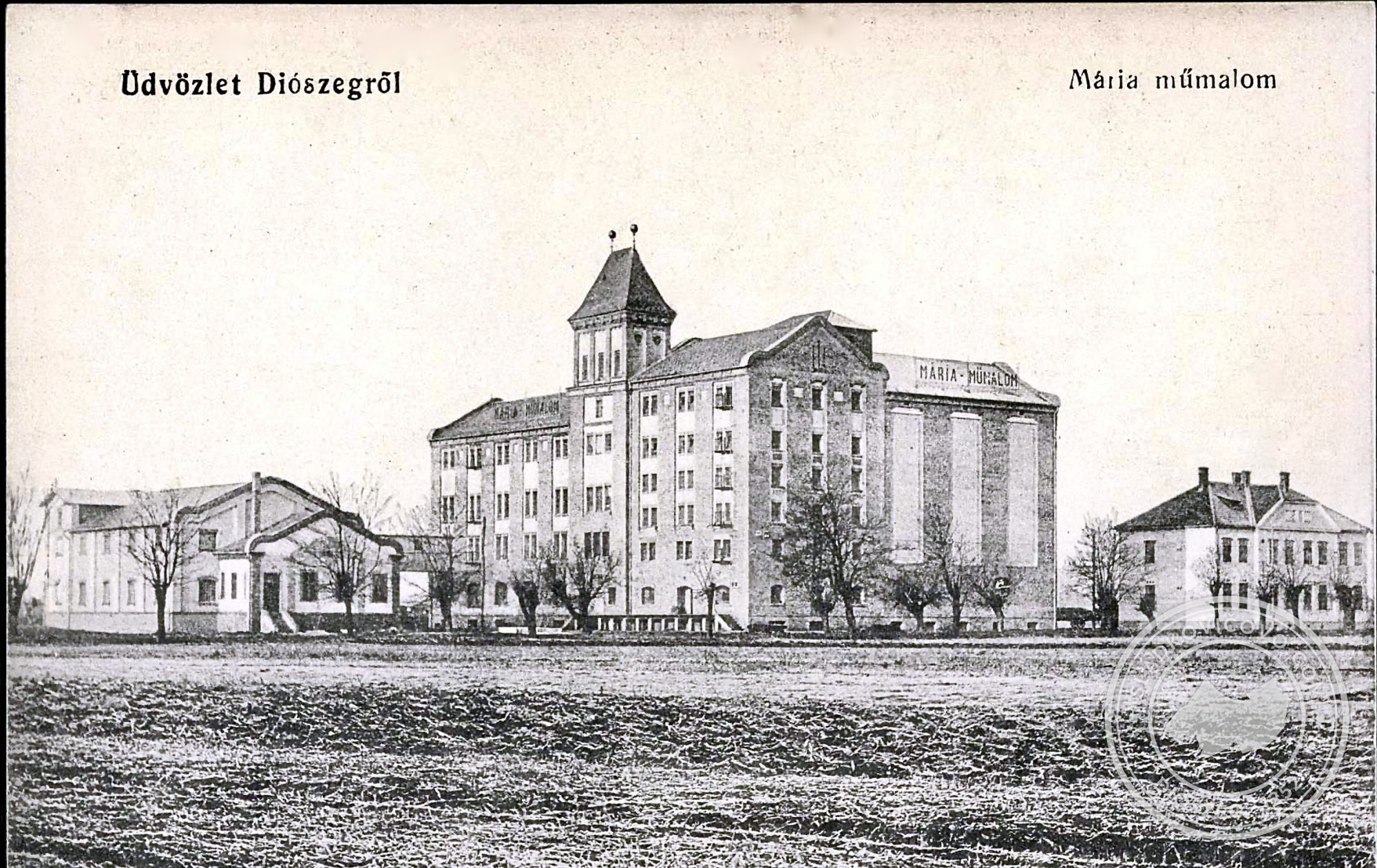 Mária mümalom na Košútskej ceste tesne po ukončení výstavby ešte vo svojej pôvodnej podobe, bez dostavby a so strešnými nápismi na pohľadnici okolo roku 1912.