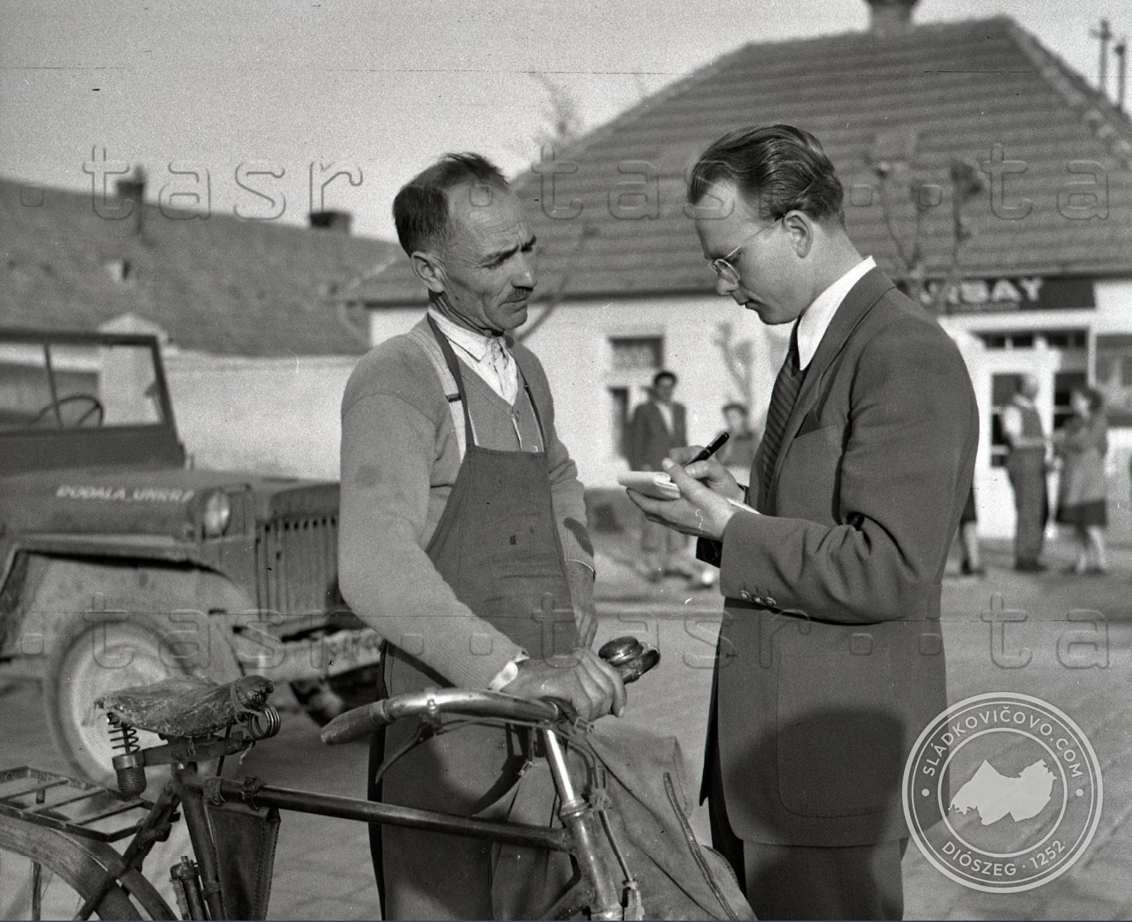 Fotografia, zhotovená v roku 1947 na námestí. V pozadí je mäsiarstvo Karsay a vľavo americký džíp Willys.