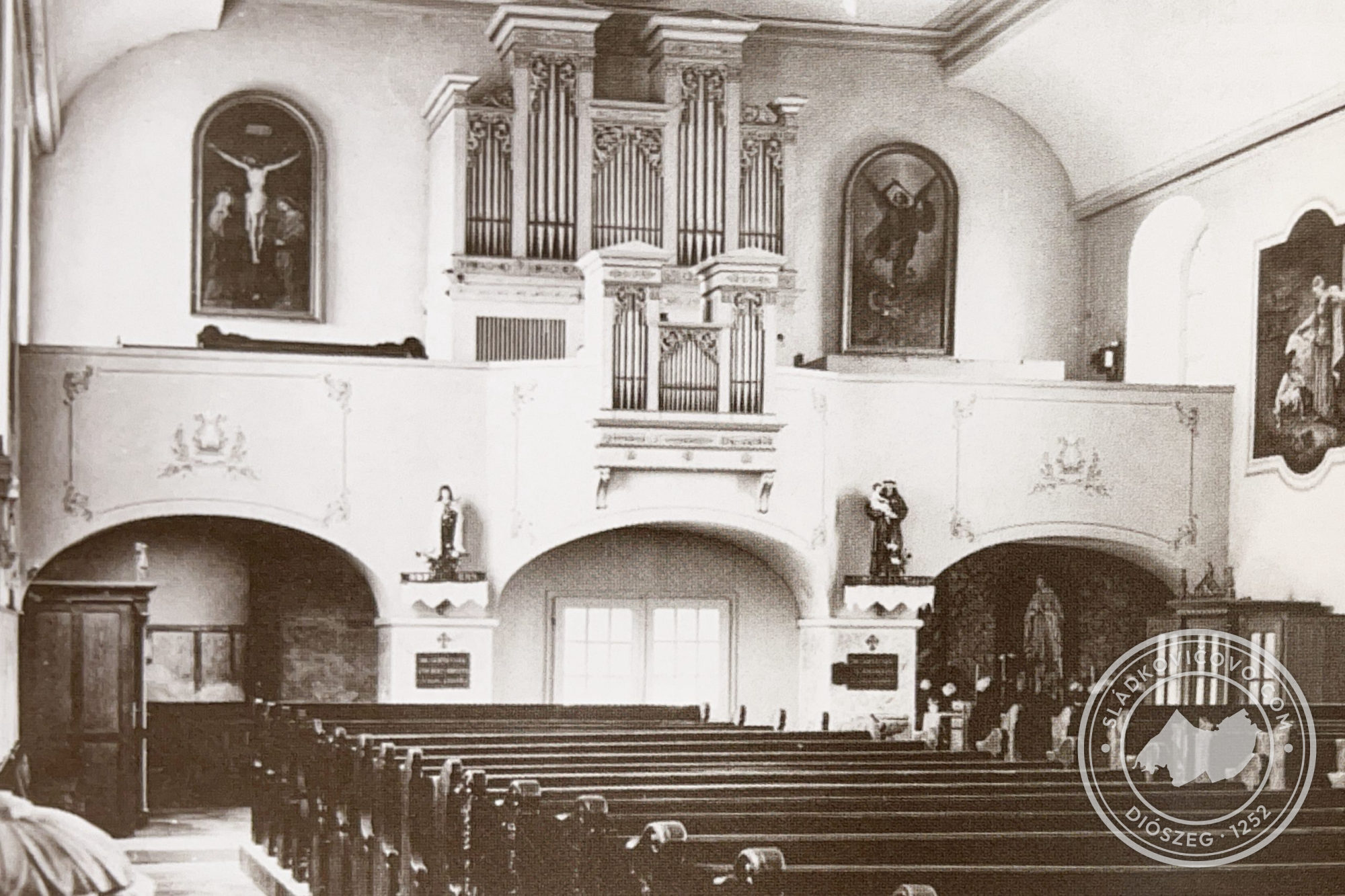 A R.k. templom beltere 1950 körül, a 60-as évekbeli átépítés előtt.