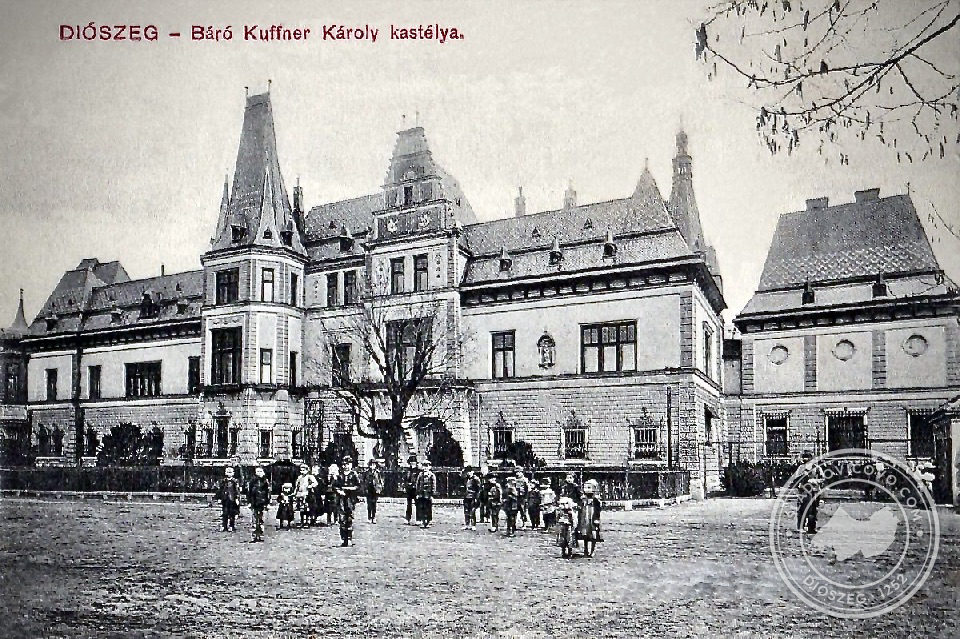 A kastély eredeti formájában a 20. század első évtizedéből származó képeslapon.