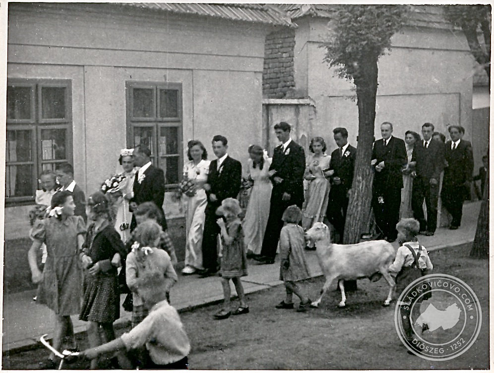 Az 1952-es fényképen lakodalmas menet látható a Fő utcán.