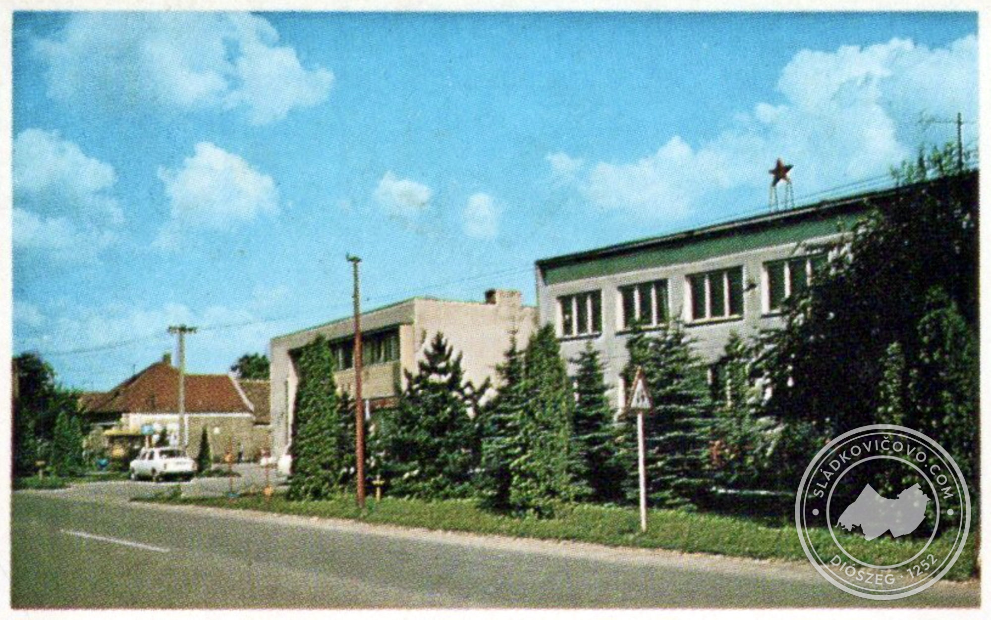 A „Szolgáltatóház” és az „Ipari szolgáltatások” épülete a Fő utcán egy fényképen a 20. század 70-es éveinek végéről.