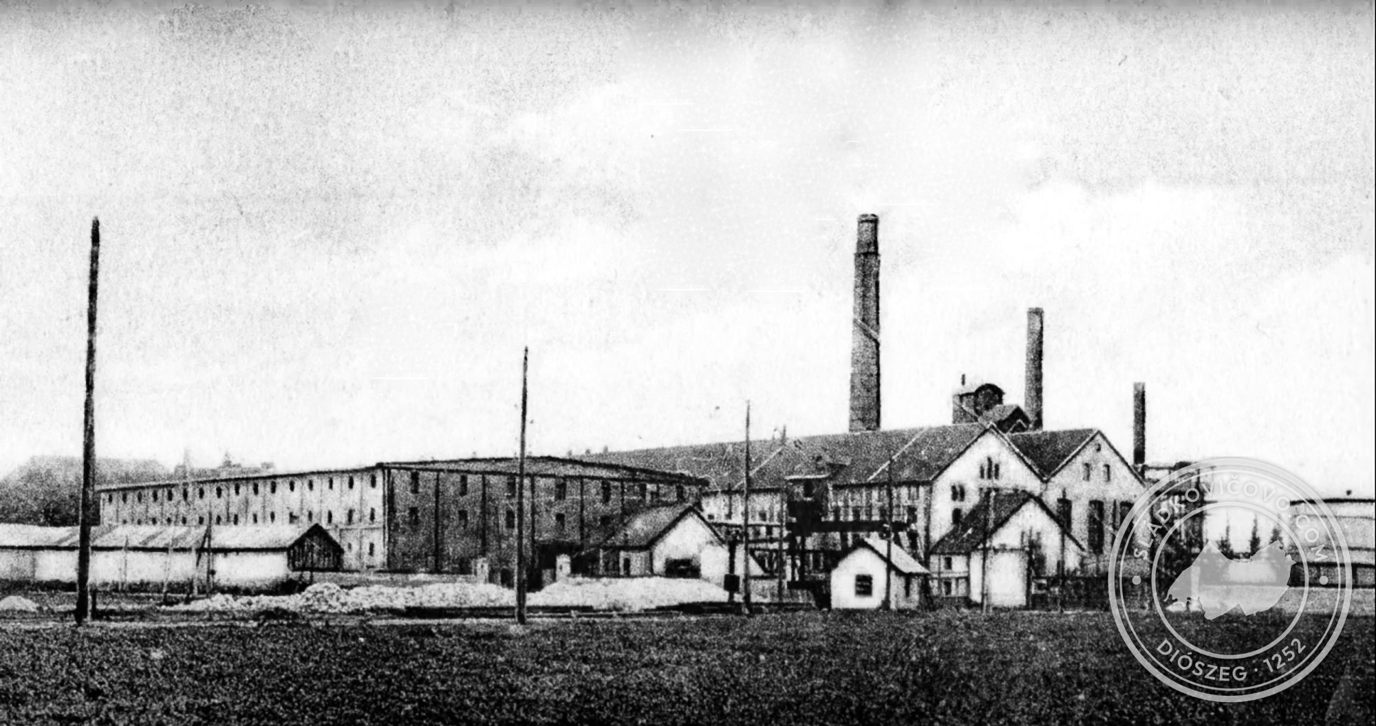 Pohľad na budovy a zariadenia cukrovaru v smere od skládky cukrovej repy z obdobia druhej dekády 20. storočia.