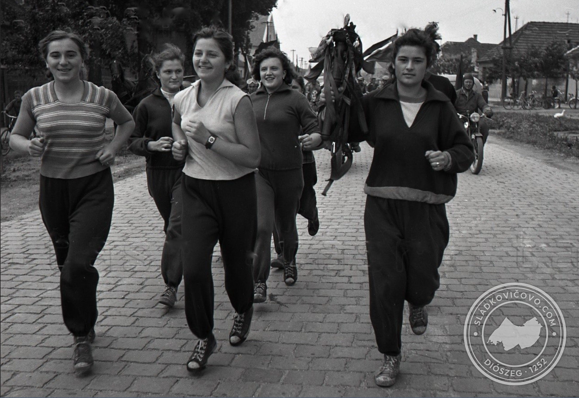 Beh štafety mládeže na Hlavnej ulici pred kaštieľom v roku 1957.