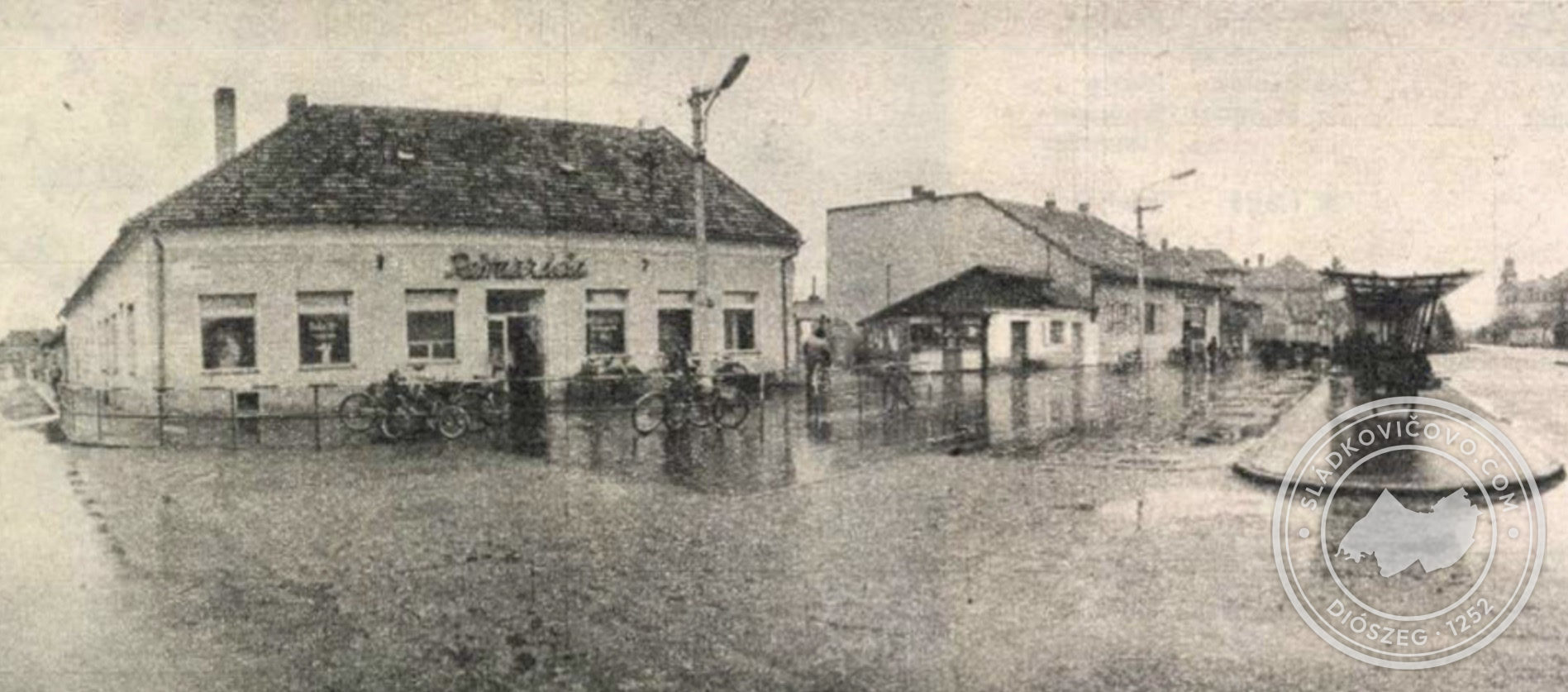 Najznámejšia krčma mesta s honosným nápisom Reštaurácia.