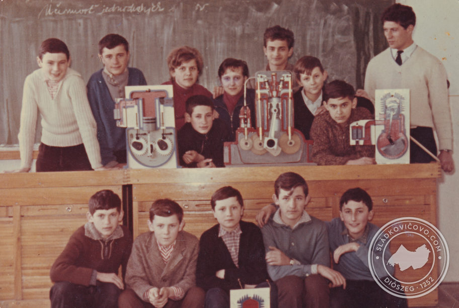 Nepovinné fyzikálne praktikum na ZDŠ Sládkovičovo (8.A a 8.B), fotené 19. marca 1964.